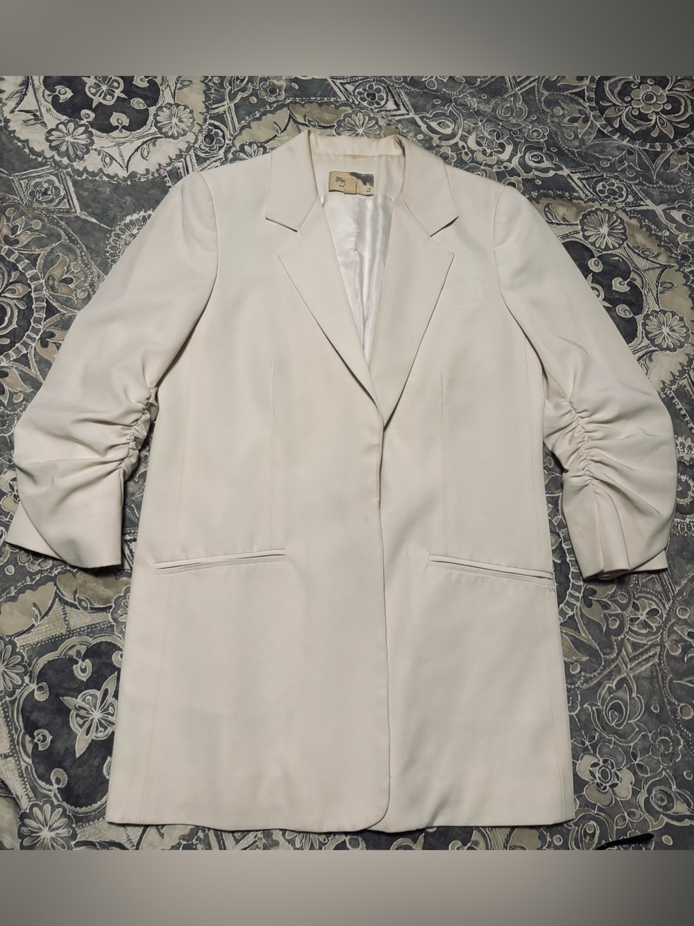 Elizabeth and James Cream Long Ruched-Sleeve Blazer